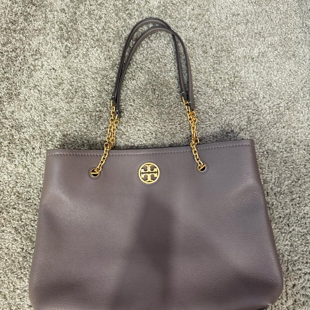 Tory Burch Carson Tote in Silver Maple – Leather Structured Tote Bag